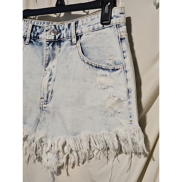 New 6 28X2 Hot Pants Frayed Hem Acid Wash Soft Denim Distressed 5 Pkt Shorts - Picture 2 of 7